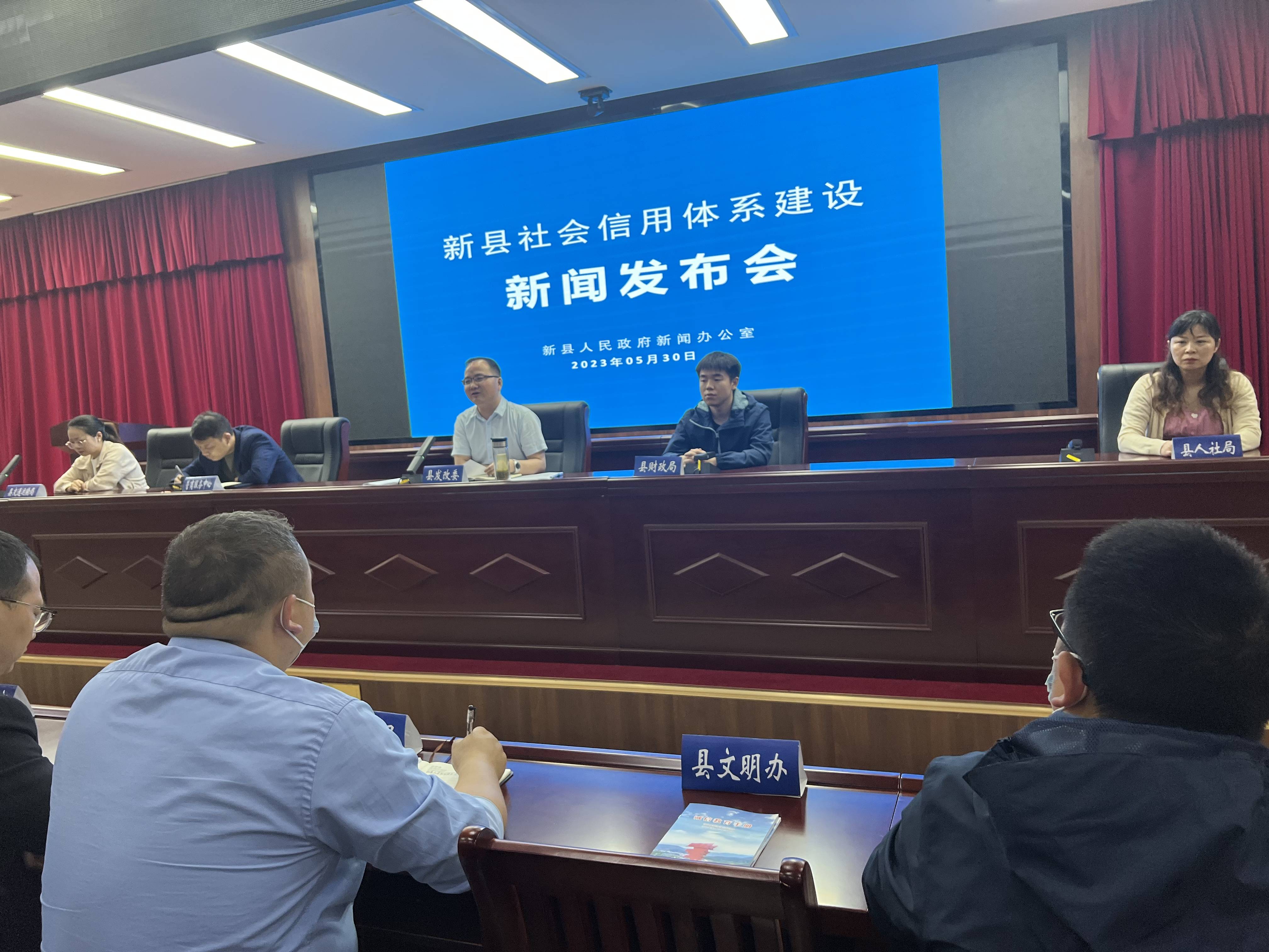 新闻发布会照片1(1).jpg